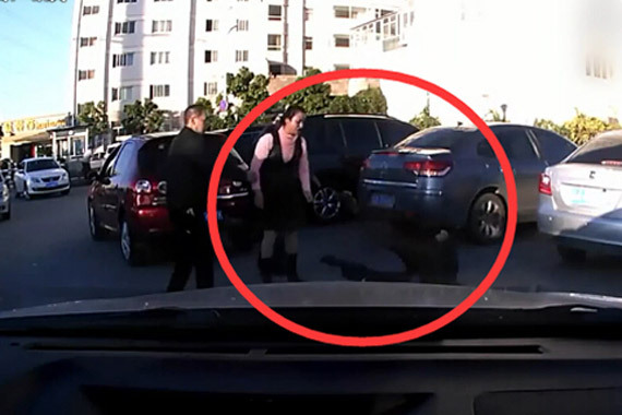 视频：彪悍的女司机！一巴掌打倒男司机