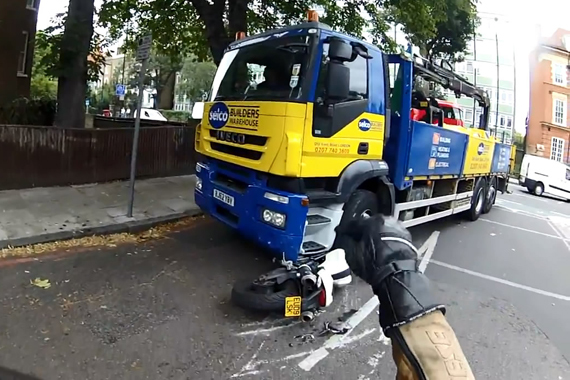 视频：生死一线！大货车转弯碾压摩托车