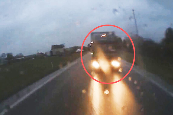 视频：恐怖！司机睡着了迎面相撞太惨烈