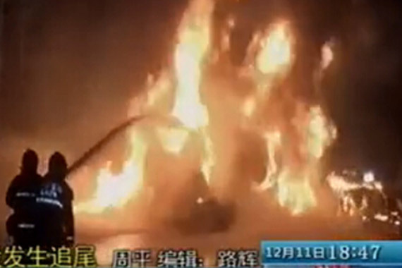 视频：熊熊大火！京沪高速两车发生追尾