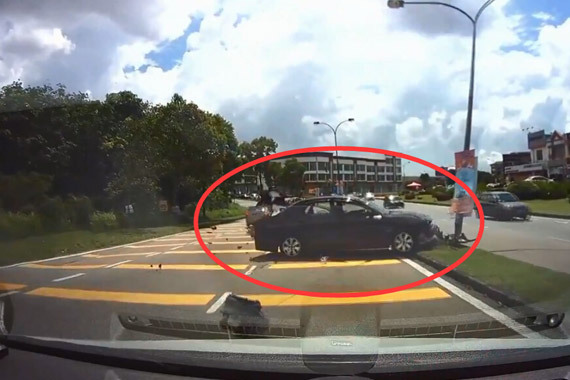 视频：自作孽！变道超车结果追尾撞路灯