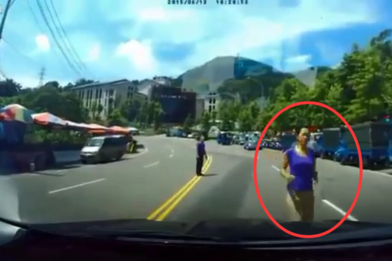 视频：屡禁不止的碰瓷！厌恶的滑稽表演