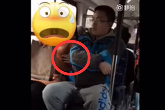 视频：色胆包天！眼镜男公交袭胸邻座女