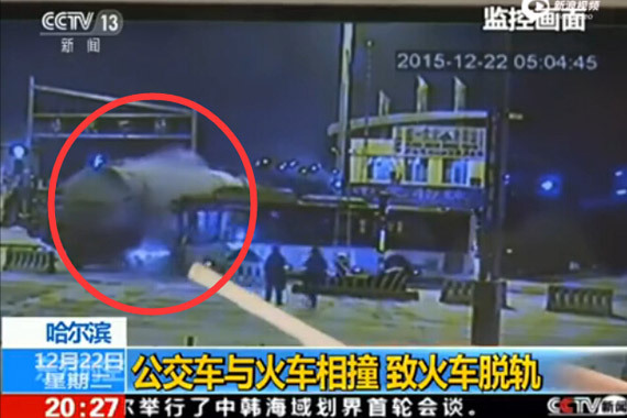 视频：抢时间！公交车将油罐火车撞脱轨