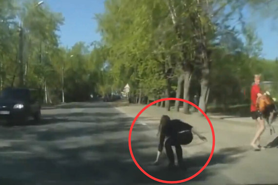 视频：揪心一幕！女孩马路上捡手机被撞