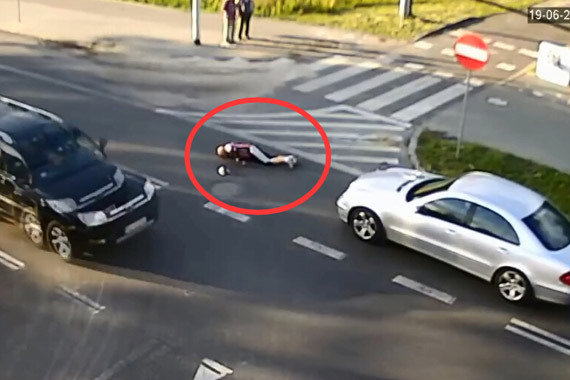 视频：任性穿马路！被撞飞5米远的车祸