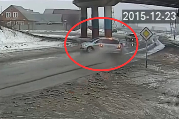 视频：找不着北！被撞得天旋地转的轿车