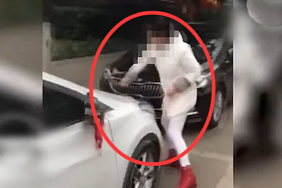 视频：彪悍！年轻女子闹市街头锤砸轿车