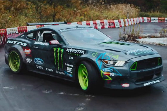 视频：年末最强漂移战！野马VS兰博基尼