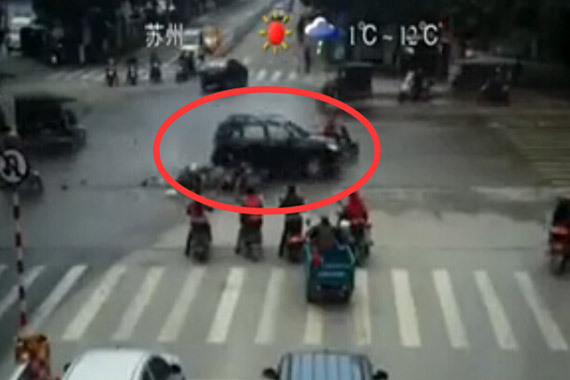 视频：越野错踩油门 路口连撞4辆电动车
