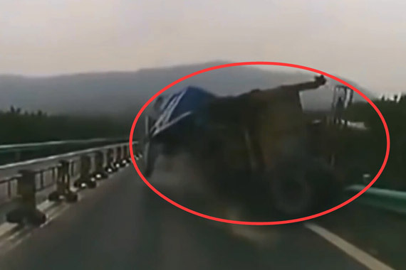 视频：想在高速路上“变形”失败的货车