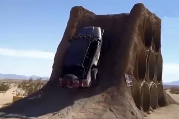 视频：勇攀高峰！国外越野挑战垂直上坡