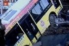 视频：浙江瑞安路面爆炸 公交车弹起后坠入大坑