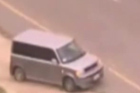 视频：实拍美国彪悍女司机挑衅众交警被围撞