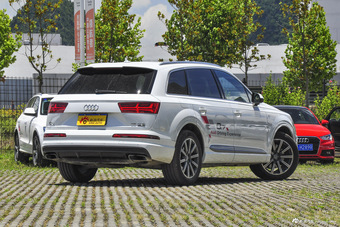 2016款奥迪Q7 3.0T自动45TFS S-Line运动型
