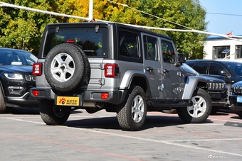 2018款牧马人2.0T自动四门撒哈拉版