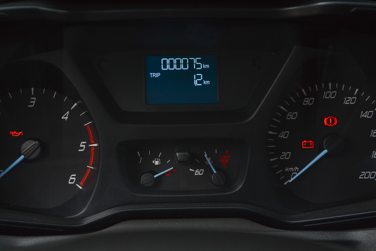 2017款新全顺 2.0T自动汽油多功能商用车短轴低顶