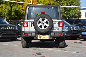 2018款牧马人2.0T自动四门撒哈拉版