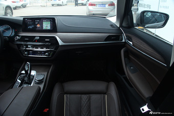 2018款宝马5系2.0T自动530Li尊享型豪华套装