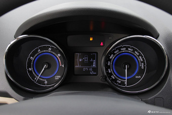 2015款奇瑞E3 1.5L手动风尚型 钛辉银