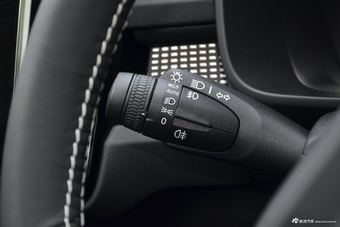 2019款沃尔沃XC40 2.0T四驱运动日暮水晶白T5