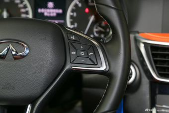 2017款英菲尼迪QX30 2.0T自动四驱运动版