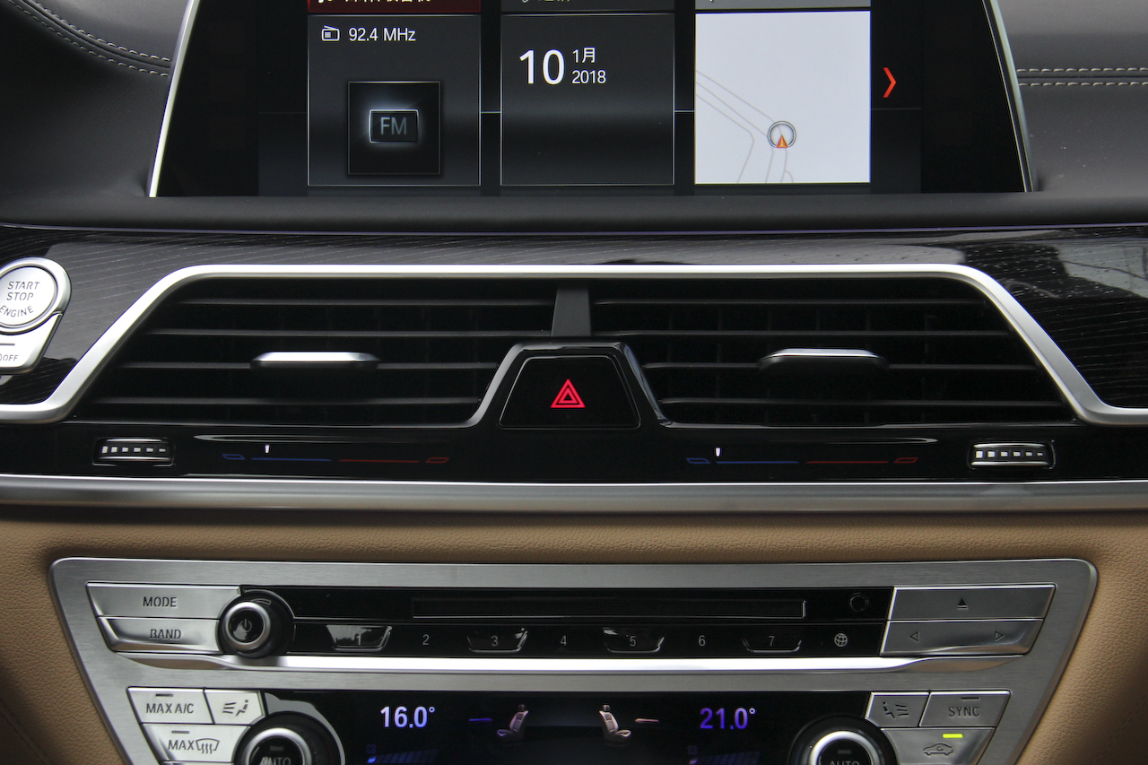 2018款宝马7系740Li 3.0T自动领先型M运动套装 