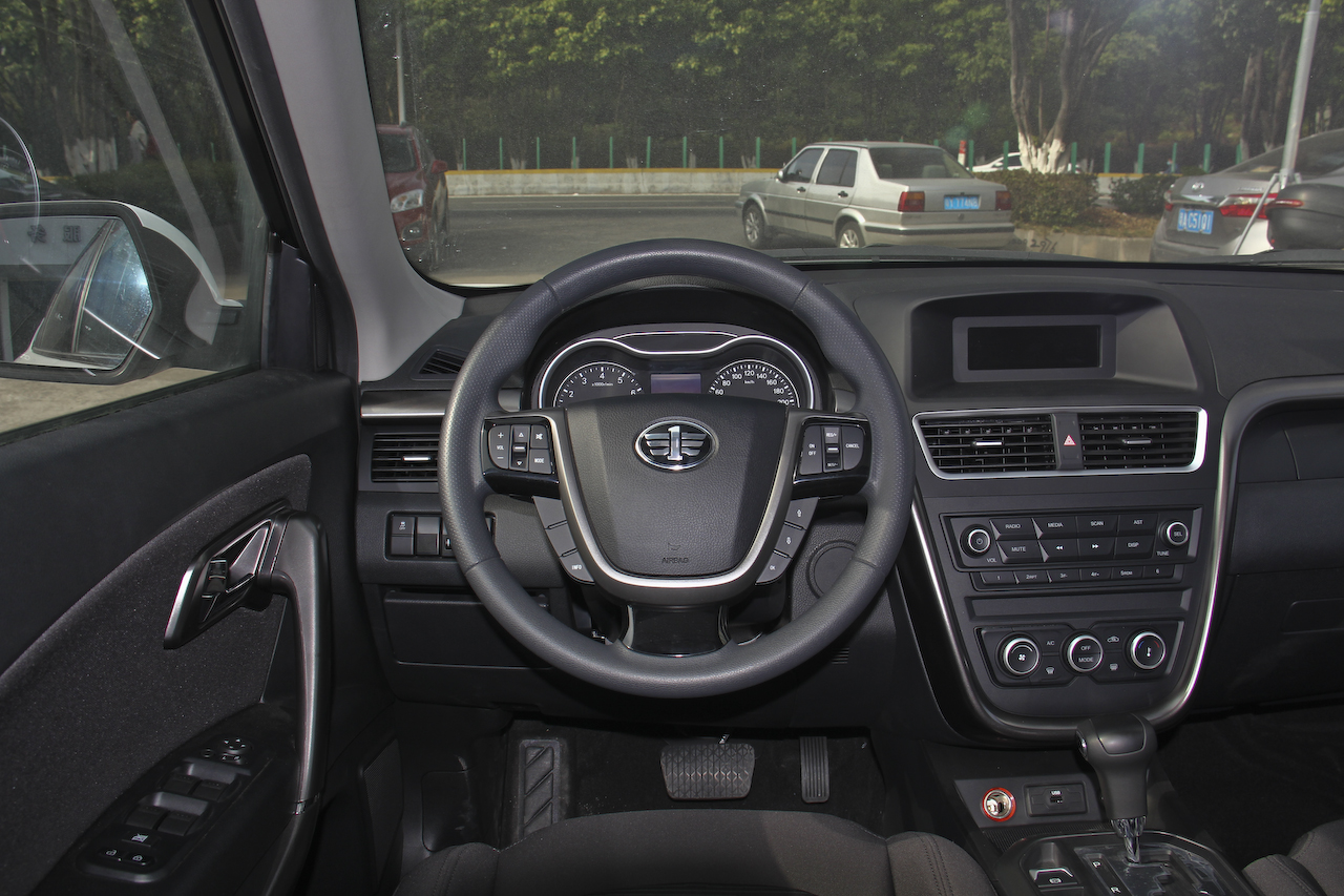 2017款奔腾X80 2.0L自动技术型