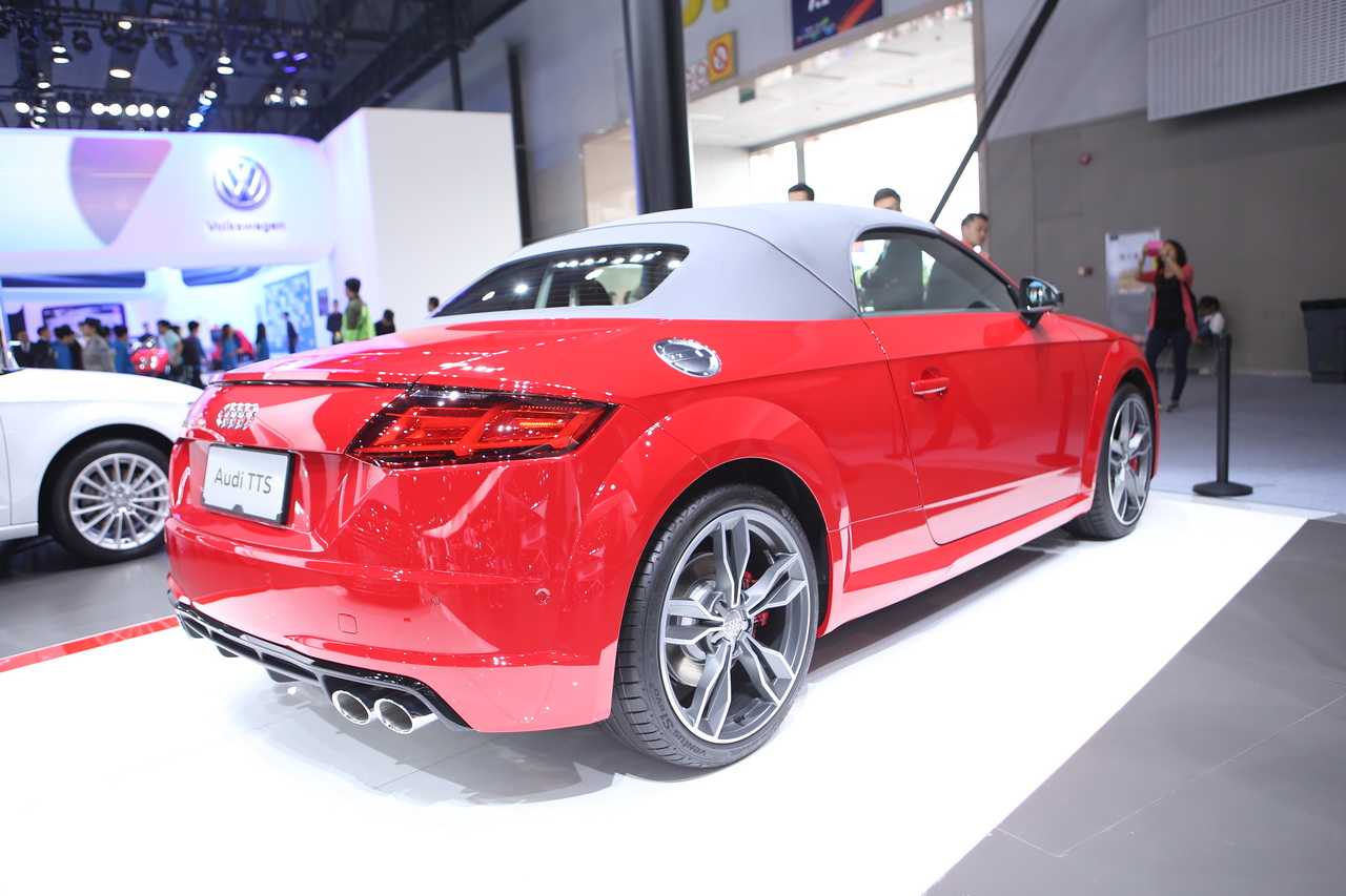 奥迪最新款TTS
