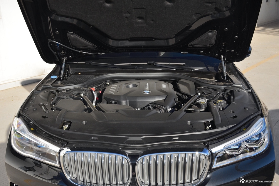 2018款宝马7系730Li 2.0T自动尊享型卓越套装