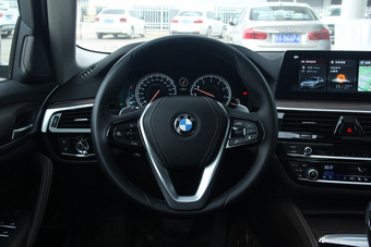 2018款宝马5系2.0T自动530Li尊享型豪华套装