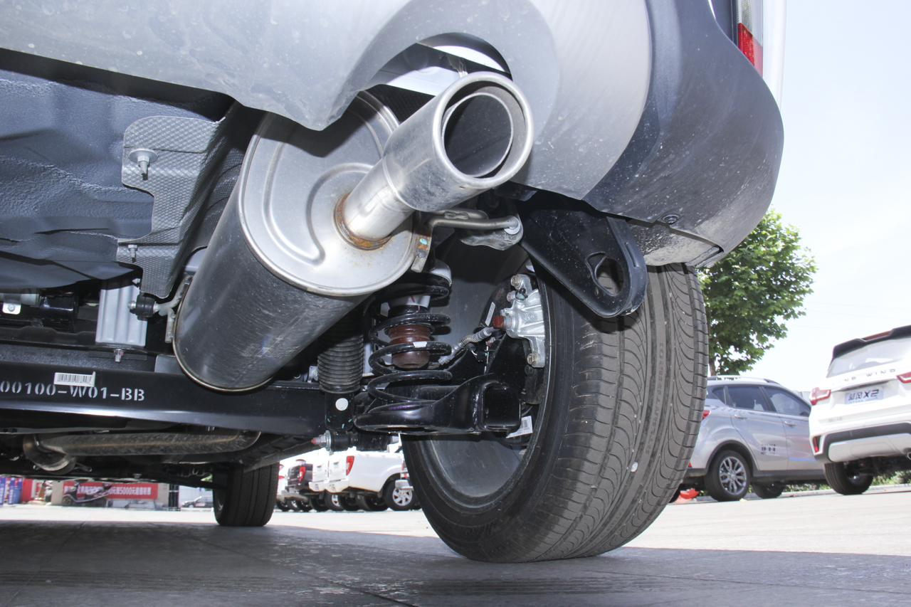 2017款陆风X2 1.6L自动铂锐版