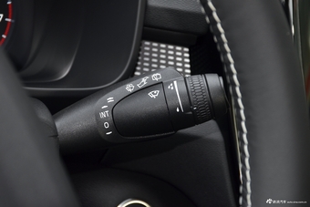 2019款沃尔沃XC40 2.0T四驱运动日暮水晶白T5