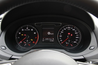 2017款奥迪Q3 2.0T自动35 TFSI风尚型