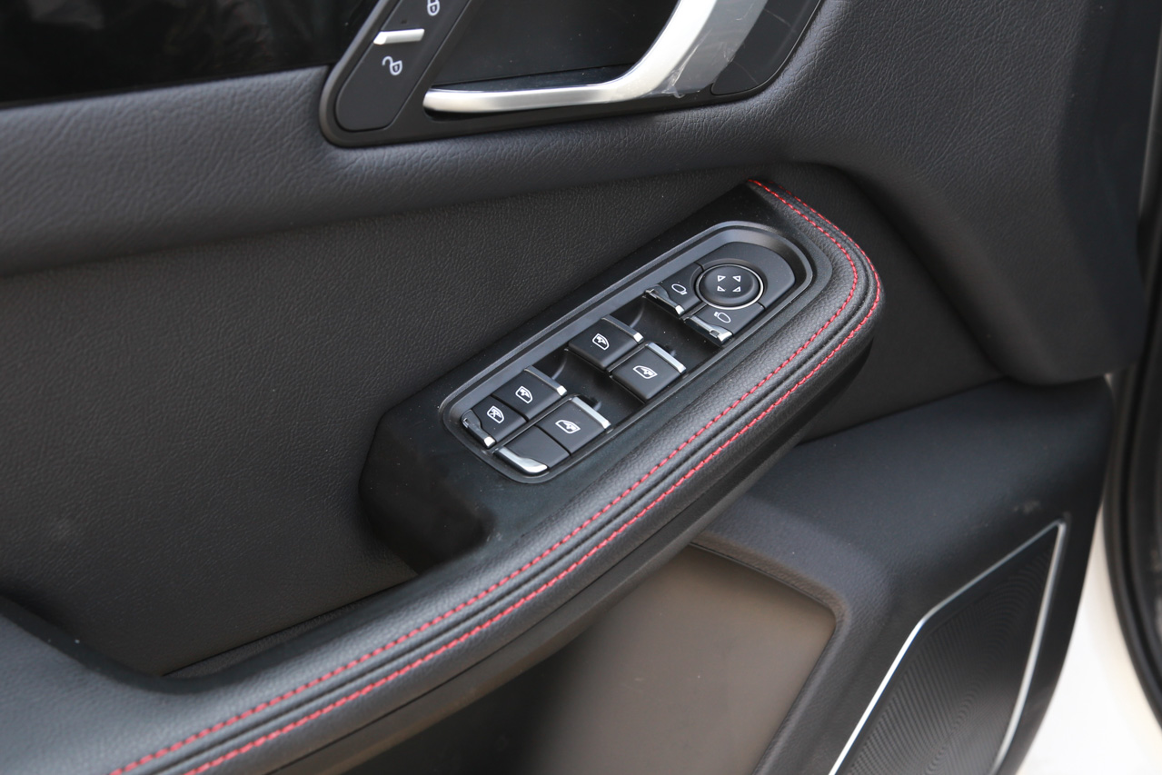 2016款大迈X5 1.5T手动豪华7座型 国五 萨丁白