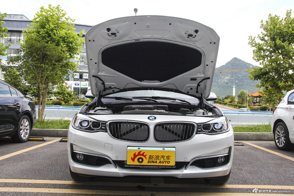 2016款宝马3系GT 320i 2.0T自动设计套装型 矿石白