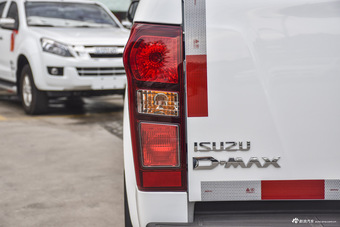 2015款五十铃D-MAX 2.5T自动两驱高通过精英款