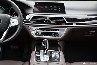 2018款宝马7系740Li 3.0T自动领先型M运动套装