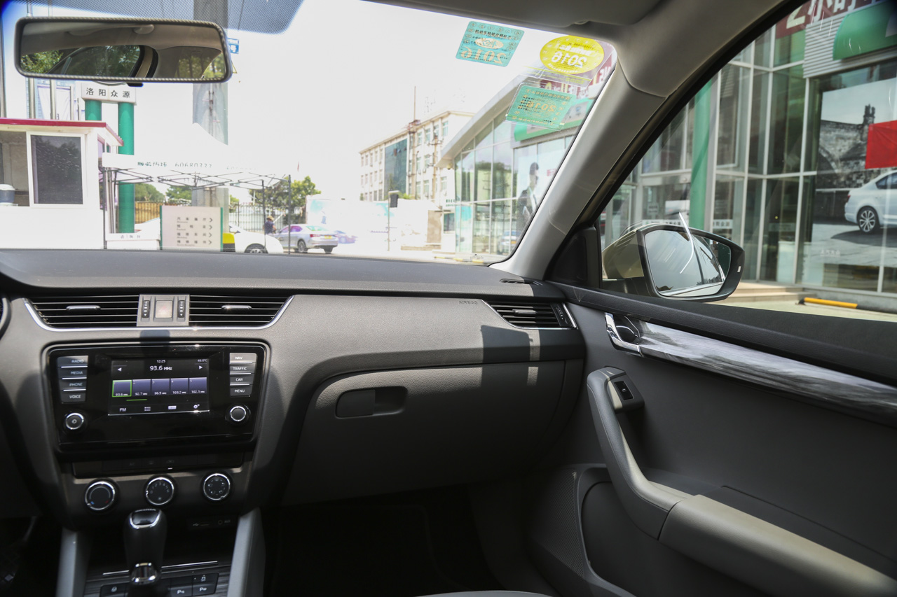 2016款明锐 1.6L手动智行版 流光金