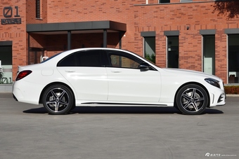 2019款奔驰C级C 260 2.0T自动运动版4MATIC