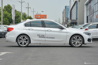 2018款宝马1系120i自动设计套装型
