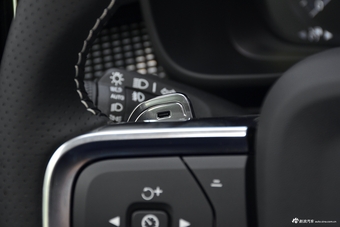 2019款沃尔沃XC40 2.0T四驱运动日暮水晶白T5