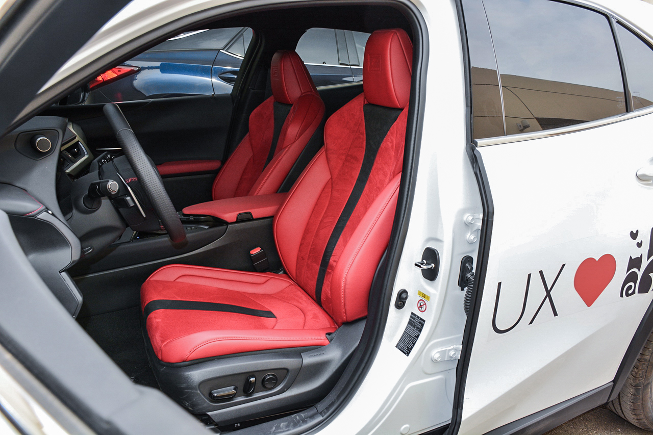 抢先实拍雷克萨斯全新UX 汽车中的“爱马仕”
