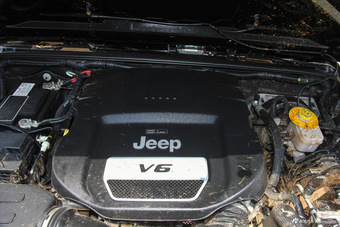 2015款牧马人3.0L自动四门舒享版Sahara