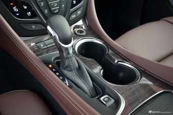 2017款昂科威2.0T自动四驱豪华型28T 雪域白