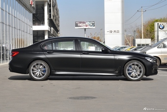 2018款宝马7系740Li 3.0T自动尊享型M运动套装xDrive黑焰版