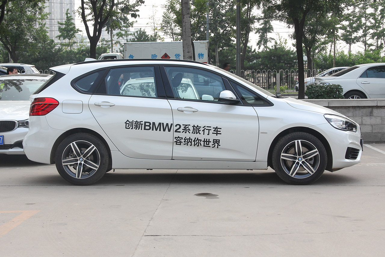 2016款宝马2系旅行车218i 1.5T自动运动设计套装