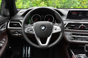 2018款宝马7系740Li 3.0T自动领先型M运动套装
