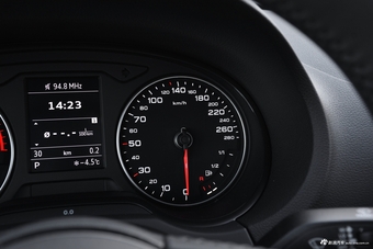 2018款奥迪A3 30周年型2.0T自动Sportback 40 TFSI风尚型