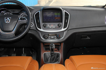 2017款宝骏560律动版1.5T手动尊享型